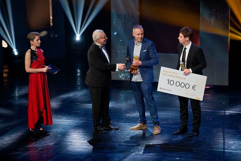 Předávání Grand Prix za snímek Umírající labuť - The Dying Swan, Russell Barnes, producent společnosti Clear Story a Glen Milner, režisér snímku. Foto: Zlatá Praha.